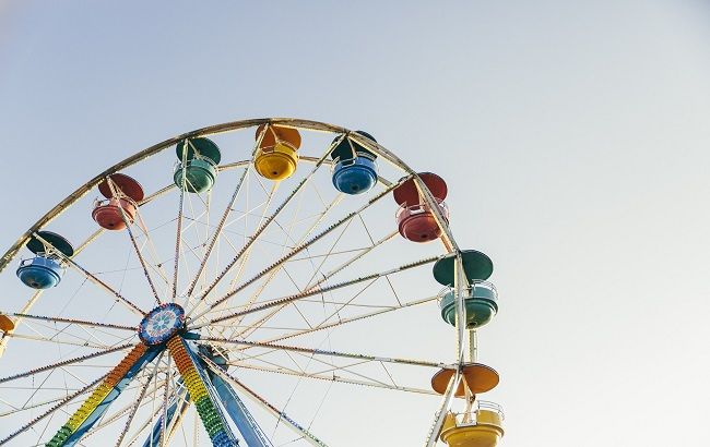 На популярном украинском курорте парень сорвался с колеса обозрения: все подробности