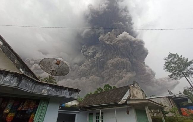 Число жертв извержения вулкана в Индонезии увеличилось до 22