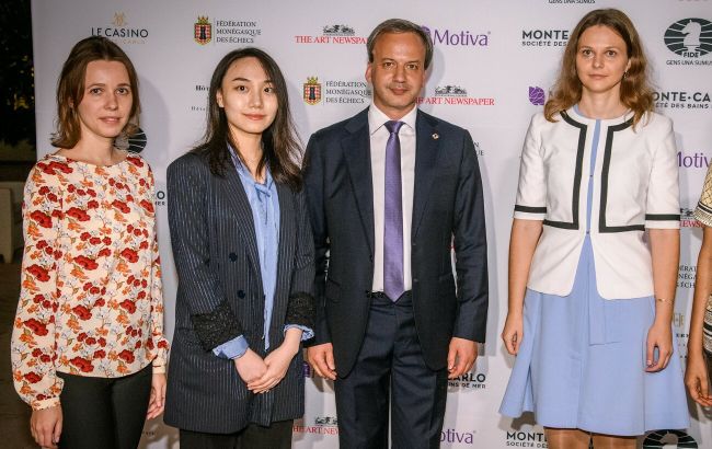 Топові українські шахістки здивували спільним фото з путіністом у Монако