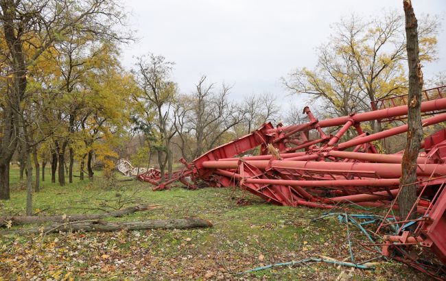Оставили десятки килограмм тротила. Полиция расследует подрыв телевышки в Херсоне