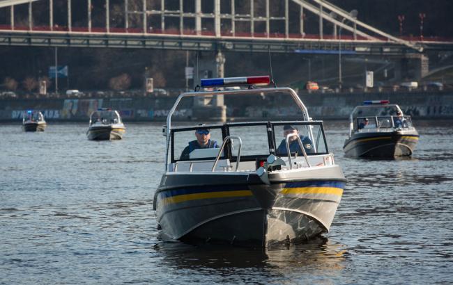 Порошенко передал Нацполиции 102 автомобиля и 10 катеров