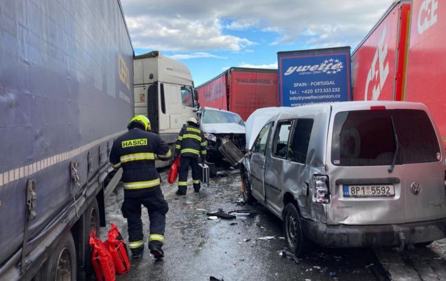 В Чехии на автостраде столкнулось 40 автомобилей. Движение на Прагу полностью перекрыто