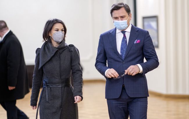 Бербок рассказала, когда Германия передаст тяжелую артиллерию Украине