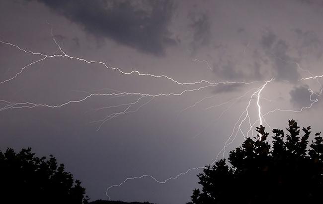 Синоптики попереджають про грози та шквали в Україні