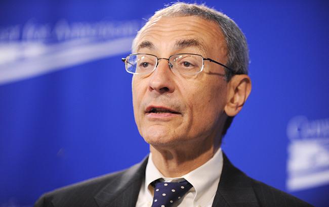 Экс-глава штаба Клинтон даст показания Конгрессу США по делу о вмешательстве России в выборы