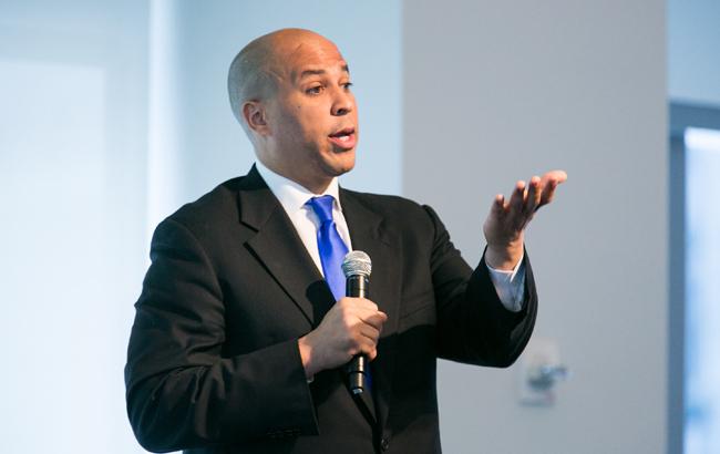 Сенатору США от Нью-Джерси Букеру прислали подозрительный пакет