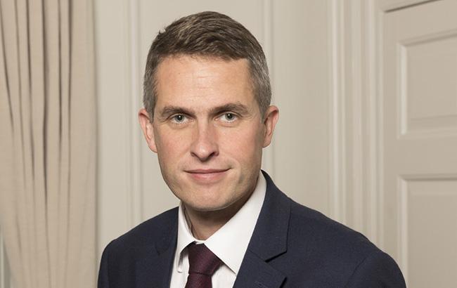 "Россия должна отойти и заткнуться", - министр обороны Великобритании