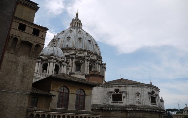 У Ватикані встановили димар для виборів нового Папи: що означатиме чорний і білий дим