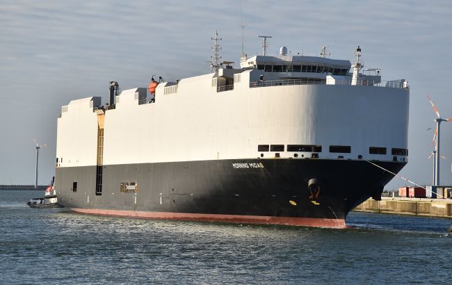 С тысячами машин в трюме: вблизи США вспыхнуло судно с электромобилями