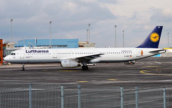 Лайнер Lufthansa совершил аварийную посадку из-за отказа двигателя
