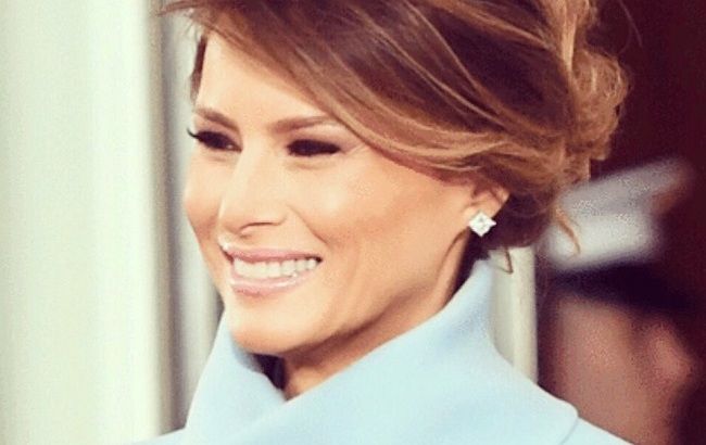 Эффектный выход: Мелания Трамп показала стройные ноги в узкой юбке "хищной" расцветки