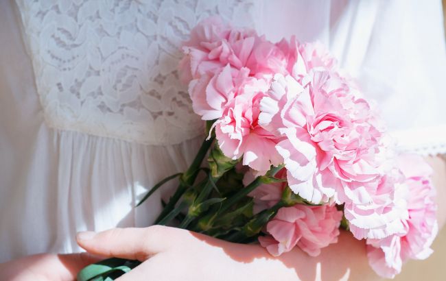 День ангела Светланы: поздравьте любимых именинниц красивыми открытками, стихами и СМС