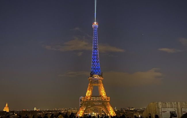 Эйфелеву башню "окрасили" в цвета украинского флага