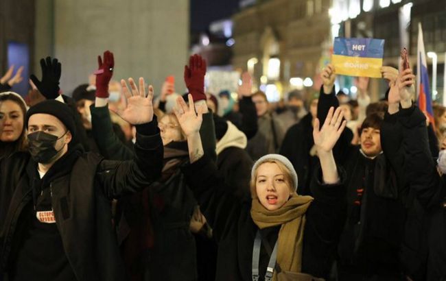В России на протестах против войны с Украиной задержали более 1,7 тысячи человек