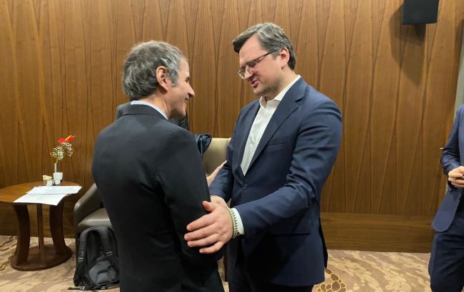 Кулеба зустрівся з очільником МАГАТЕ в Анталії