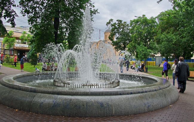 Фонтан в центре Киева залили моющим средством: вот что получилось при запуске