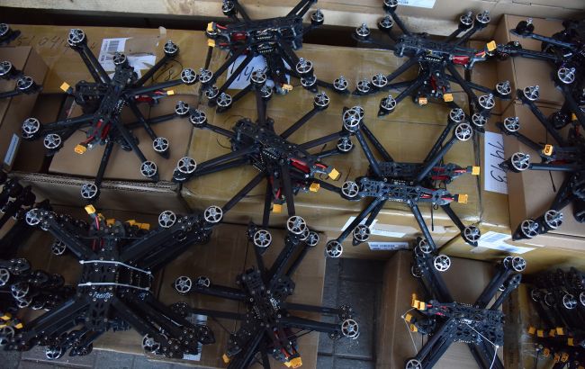 Українські оператори дронів "дістали" російську техніку в ангарах (відео)