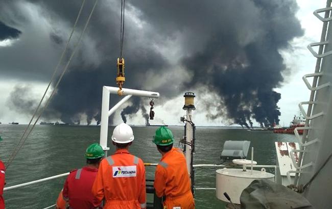 В Індонезії горить розлите у морі паливо, є жертви