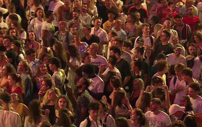 Без дистанции, но в масках: Франция провела первый концерт-эксперимент