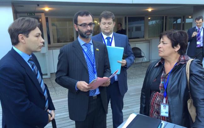 Посетившим Крым французским депутатам вручили уведомление о подозрении