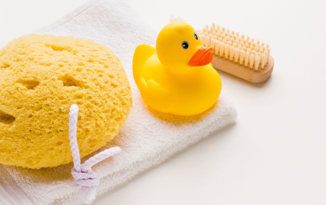 Вкриті мікробами та шкодять здоров'ю: якими мочалками для душу користуватися не можна