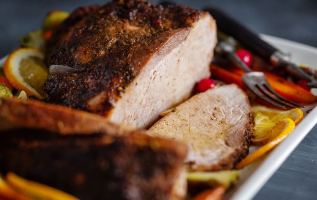 Домашня буженина з часником та прянощами: готуємо неймовірно ніжне м'ясо на Великдень власноруч