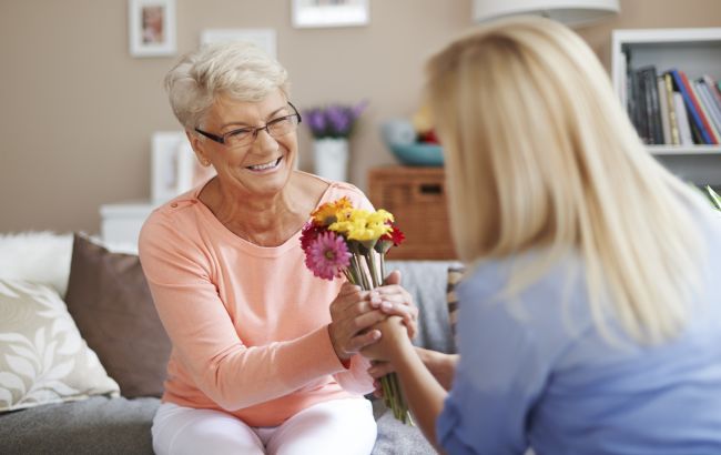 В Україні відзначають День матері: чуттєві привітання та картинки