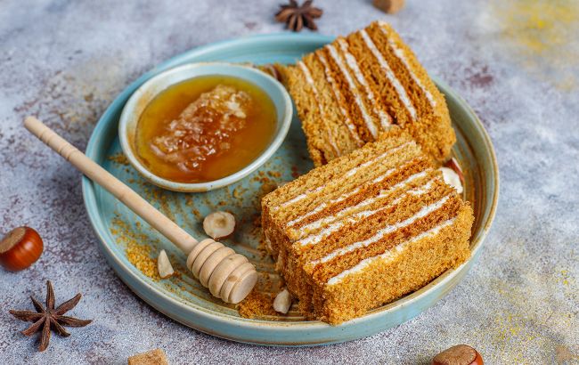 Готовим медовик дома: кулинар представил лучший рецепт роскошного торта