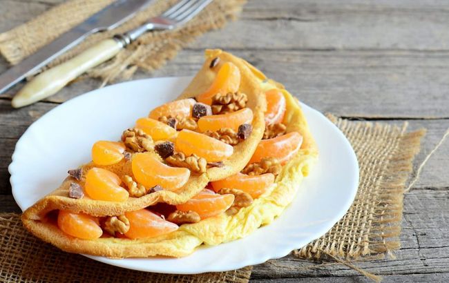 Діти будуть в захваті: як приготувати смачний омлет з фруктами на сніданок