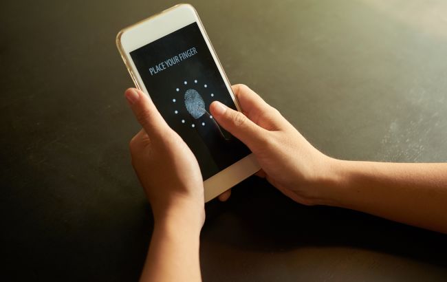 Заради безпеки. Вчені вигадали незвичайний метод крадіжки відбитків пальців на смартфоні
