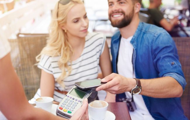 Мій хлопець не дозволяє мені ні за що платити. Як це впливає на стосунки?