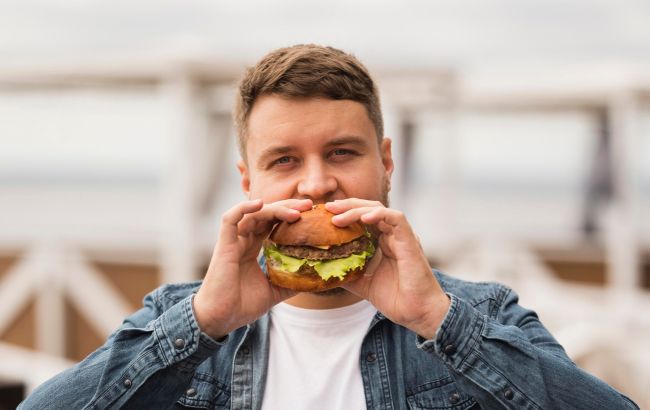 Психологічний трюк мереж швидкого харчування, щоб змусити вас витратити більше грошей
