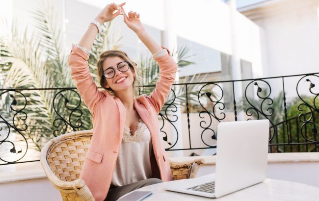 Вчені вияснили, в які години доби і у скільки років людина найщасливіша