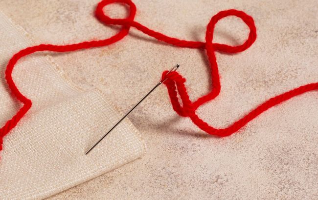 Що робити, якщо знайшли ґудзик, голку чи червону нитку біля порогу