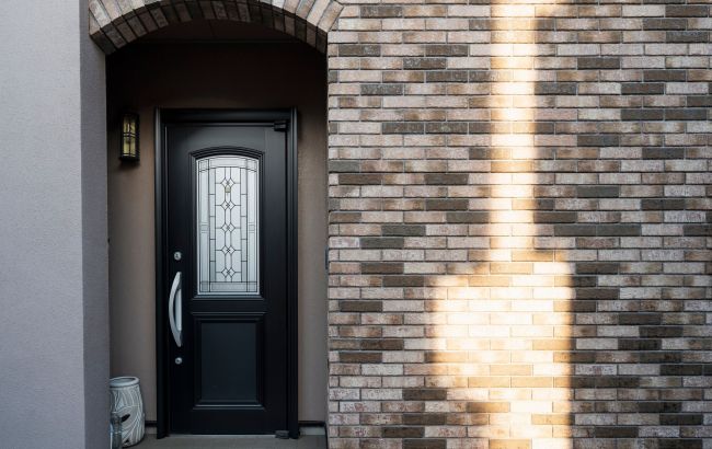 Що робити, якщо під двері насипали землю: коли це ознака вроку