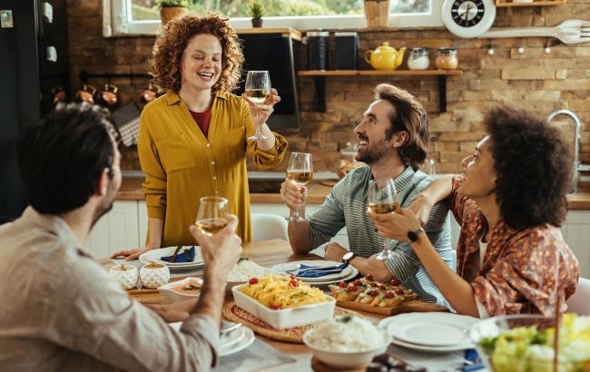 "За кохання, за здоров&rsquo;я". Чому мистецтво тосту померло і як повернути зміст у застілля
