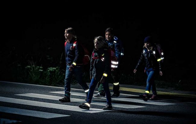 Будьте помітними. Поліція нагадала українцям про важливу річ вночі на дорозі