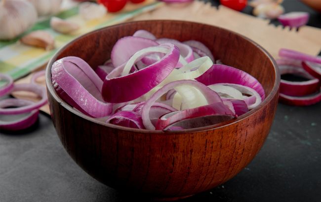 Буде хрумкою та солодкою: найкращі способи замаринувати цибулю для оселедця та салату