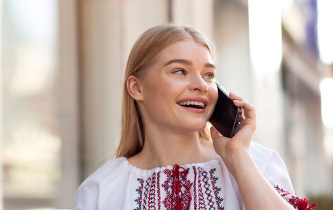 "Слухаю", "так", "алло": чому так відповідати на дзвінок неввічливо і як українською правильно