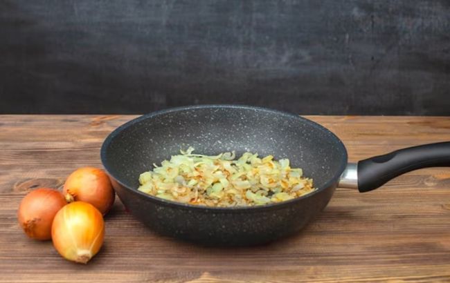 Сделайте так и ваш лук никогда не будет подгорать на сковороде