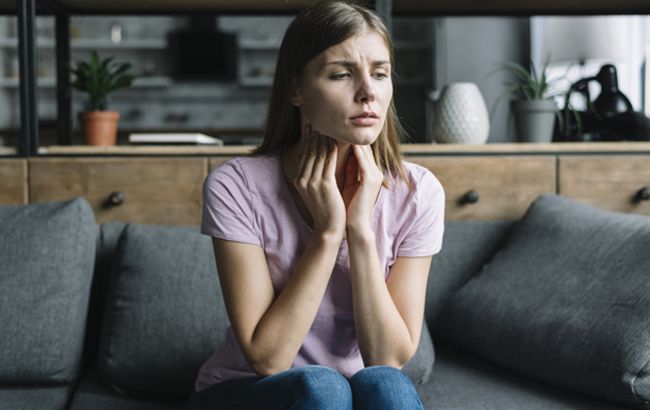 Ком в горле может говорить о серьезных болезнях: медик назвал причины