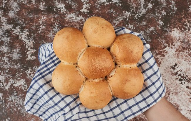 Будут мягкими несколько дней: как приготовить картофельные булочки с сочной начинкой