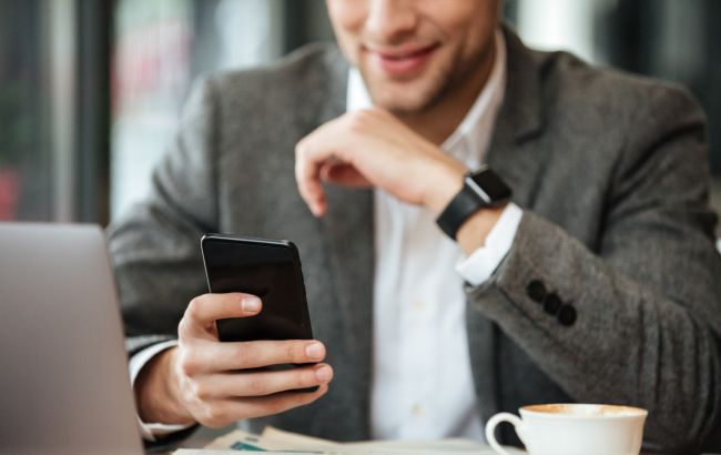 Для входа в рестораны и кафе: во Франции вместо "санитарных пропусков" могут ввести QR-код