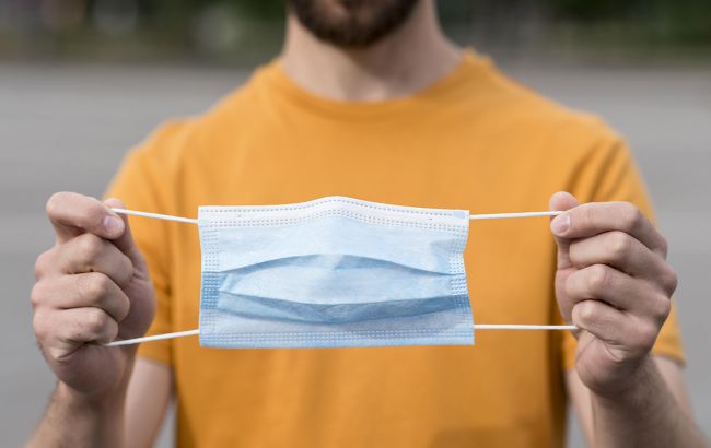 Врач из Киева рассказал правду про масочный режим: лишь показуха и пропуск в магазин