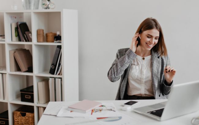 Где украинцам найти работу летом: какие есть вакансии и сколько платят