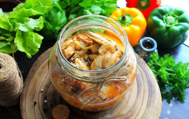 Курка у власному соці з овочами у банці: цей секретний рецепт багато хто не знає