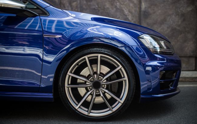 Чому водії залишають авто з вивернутими колесами: експерти розвіяли популярні міфи