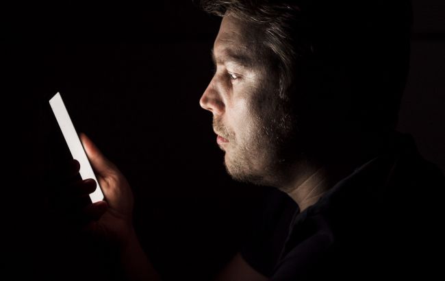 Темный или светлый дисплей на смартфоне: какой лучше для комфорта глаз