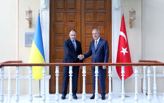Кубраков з міністром оборони Туреччини обговорив роботу "зернового коридору"
