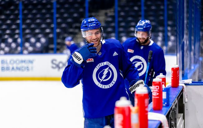 Форвард "Тампи" з трьома набраними пунктами очолив топ-3 зірок вечора НХЛ: відео